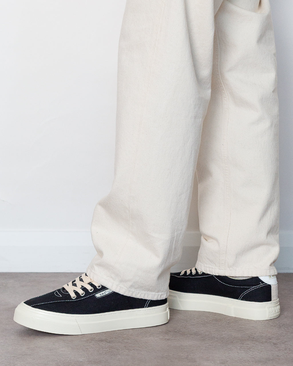 Dellow 02 - Black Canvas