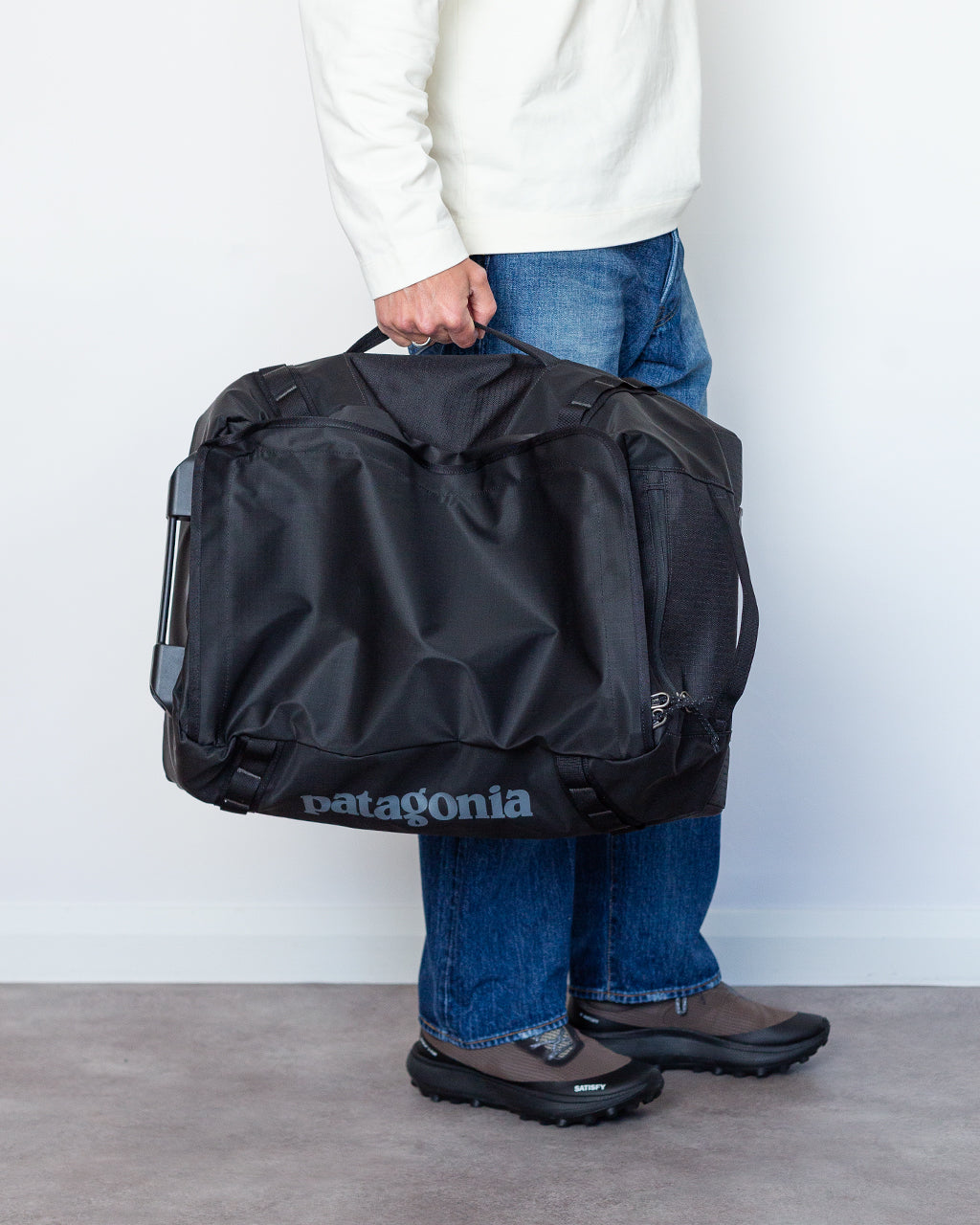 Black Hole Wheeled Duffel 40L - Black | Patagonia | Peggs & son.