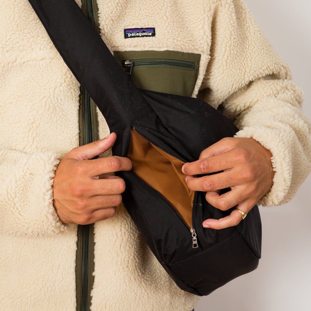 Ark Shoulder Bag Medium - Black