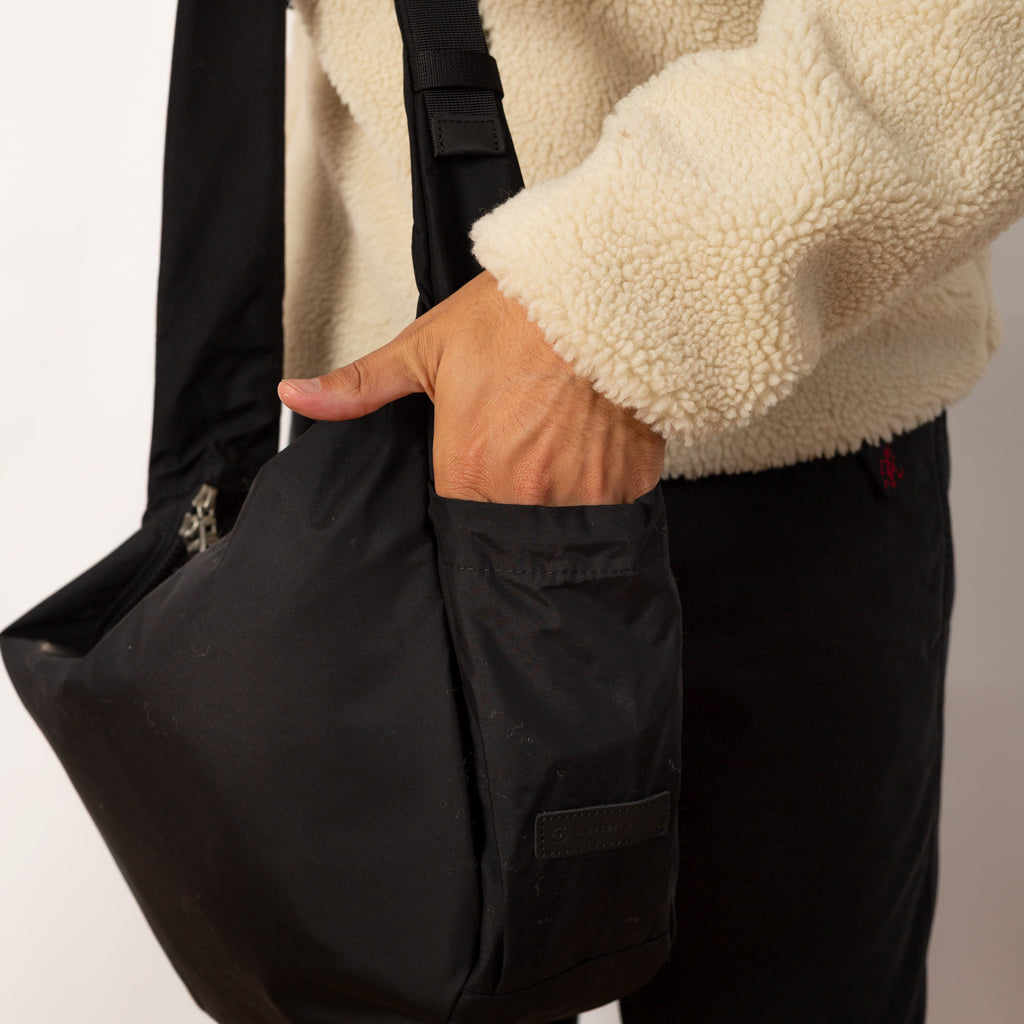 Ark Shoulder Bag Medium - Black