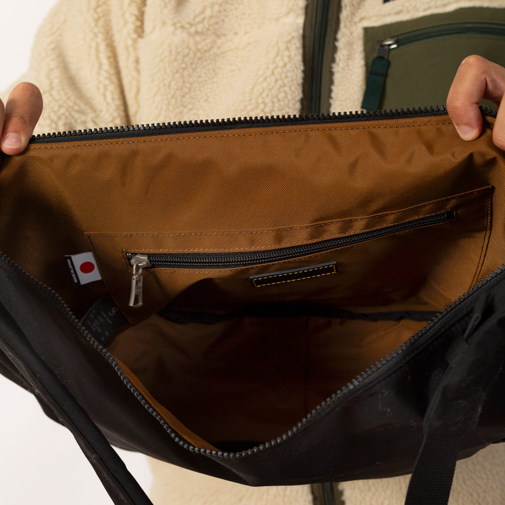 Ark Shoulder Bag Medium - Black