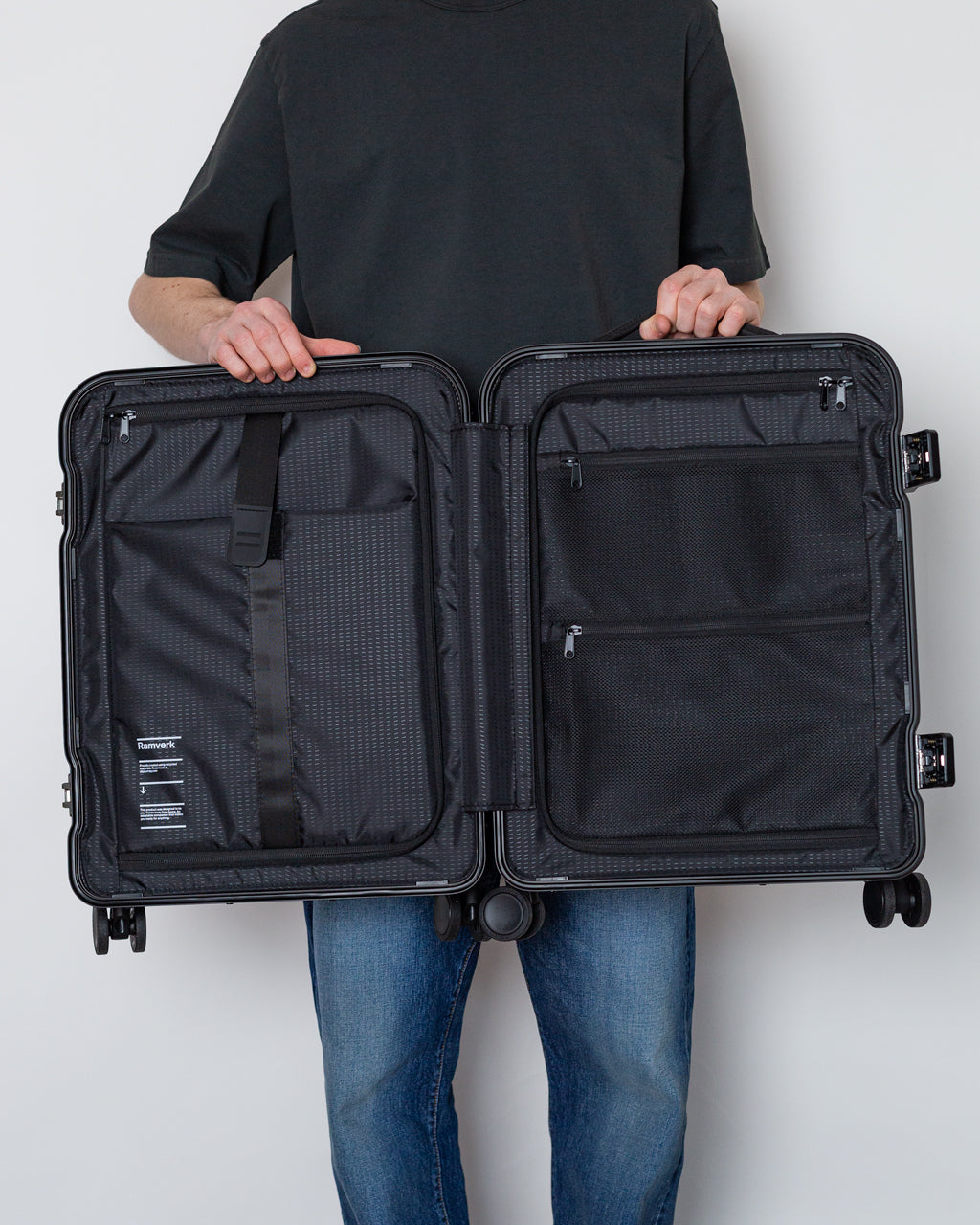 Ramverk Pro Carry-on - Black Out | D_b_ | Peggs & son.