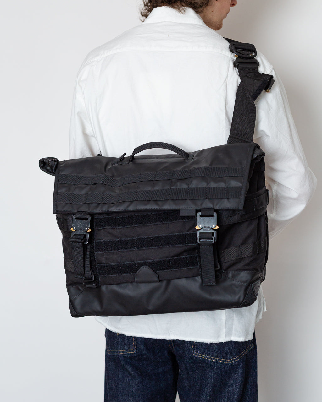 NXL Medium Messenger Tech-Line - Black | Bagjack | Peggs & Son. NXL Medium Messenger Tech-Line - Black | Bagjack | Peggs & Son.