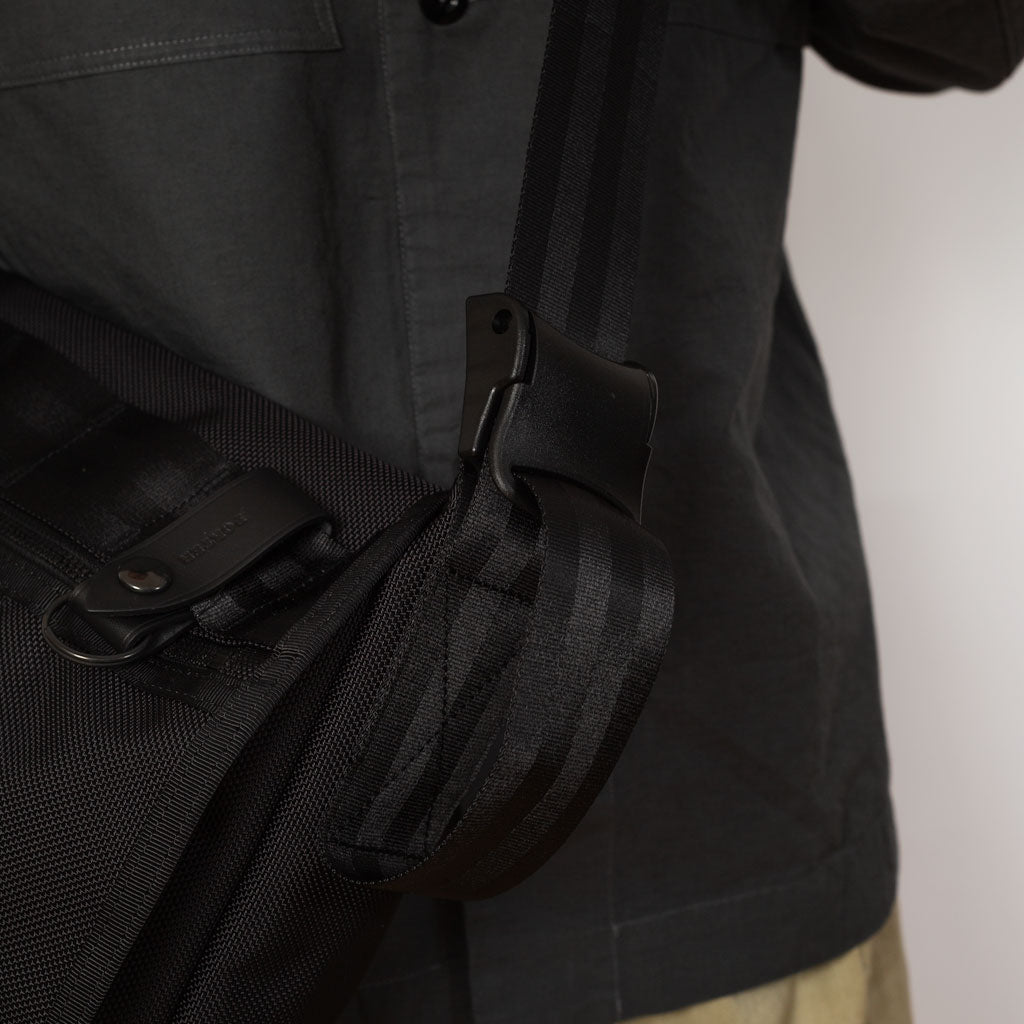 Heat Messenger Bag (L) - Black